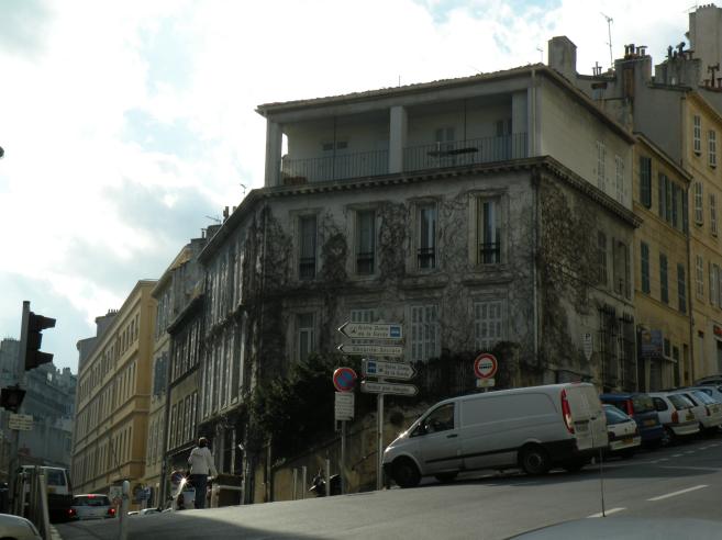  immeuble pittoresque, bas de la montée de Notre-Dame